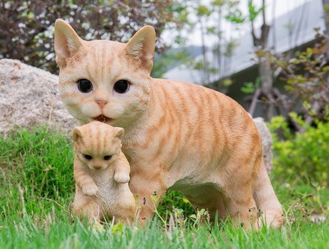 CHAT MÈRE PORTANT UN CHATON